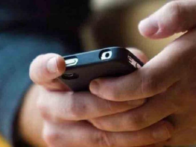 Students' mobile use should be banned | विद्यार्थ्यांच्या मोबाइल वापरावर बंदी आणावी Students' mobile use should be banned | विद्यार्थ्यांच्या मोबाइल वापरावर बंदी आणावी