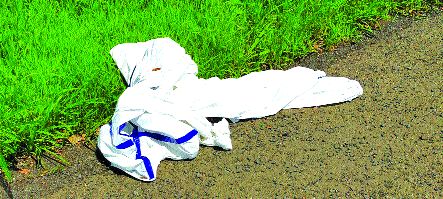 Used PPE kit open space | वापरलेले पीपीई किट उघड्यावर Used PPE kit open space | वापरलेले पीपीई किट उघड्यावर