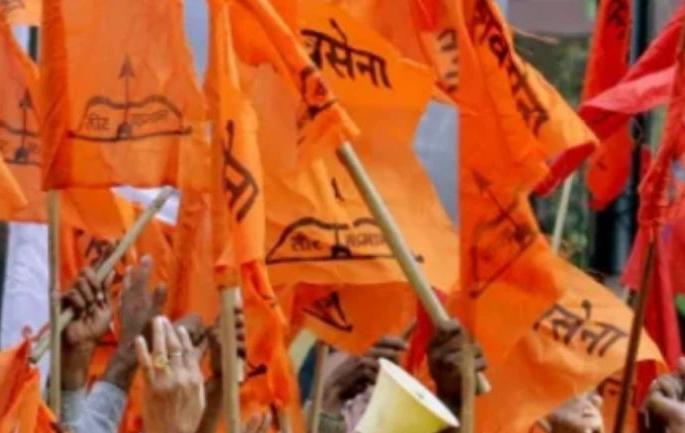 bullets firing hits Shiv Sena worker | विक्रोळीत शिवसेनेच्या उपशाखाप्रमुखावर गोळीबार