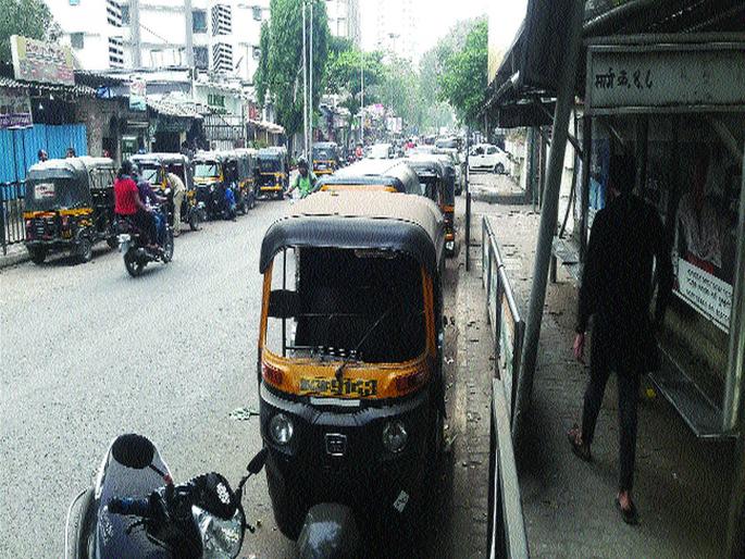 Things like garages in front of bus stops; Travelers' Workout | बस थांब्यासमोरील रिक्षांचे गॅरेज जैसे थेच; प्रवाशांची कसरत Things like garages in front of bus stops; Travelers' Workout | बस थांब्यासमोरील रिक्षांचे गॅरेज जैसे थेच; प्रवाशांची कसरत