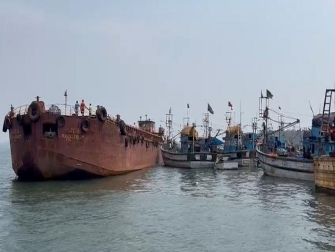 Barge hits fishing boats, luckily no casualties | मासेमारी नौकांना बार्जची धडक, सुदैवाने जिवीतहानी नाही Barge hits fishing boats, luckily no casualties | मासेमारी नौकांना बार्जची धडक, सुदैवाने जिवीतहानी नाही