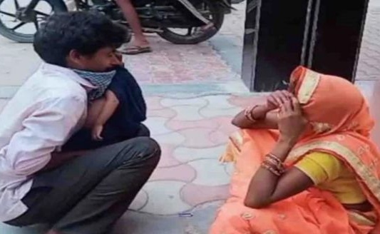 father cries in front of doctors for treatment of child cries bitterly on death | ...अन् चिमुकल्याच्या मृतदेहाला कवटाळत पित्याचा आक्रोश, मन सुन्न करणारी घटना