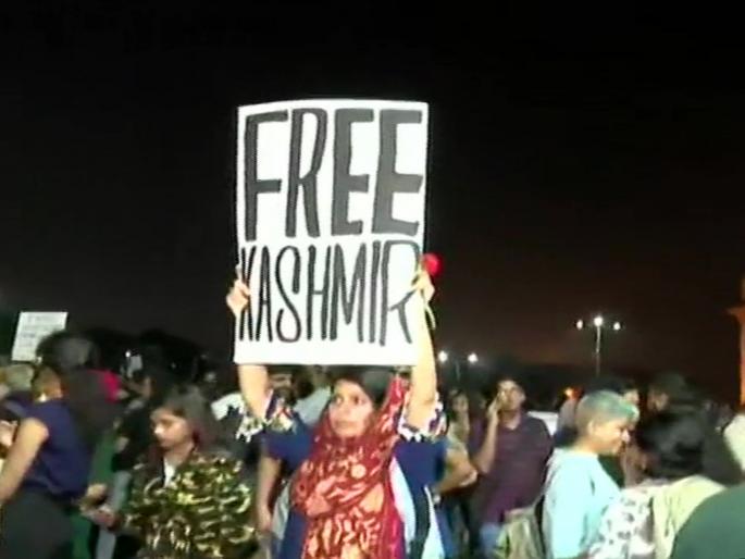 Uddhav thackrey will you tolerate 'Free Kashmir' by pulling it under the nose? Devendra Fadnavis question on JNU protest | नाकाखाली टिच्चून 'मुक्त काश्मीर'चे फलक खपवून घ्याल का? देवेंद्र फडणवीसांचा ठाकरेंना प्रश्न Uddhav thackrey will you tolerate 'Free Kashmir' by pulling it under the nose? Devendra Fadnavis question on JNU protest | नाकाखाली टिच्चून 'मुक्त काश्मीर'चे फलक खपवून घ्याल का? देवेंद्र फडणवीसांचा ठाकरेंना प्रश्न