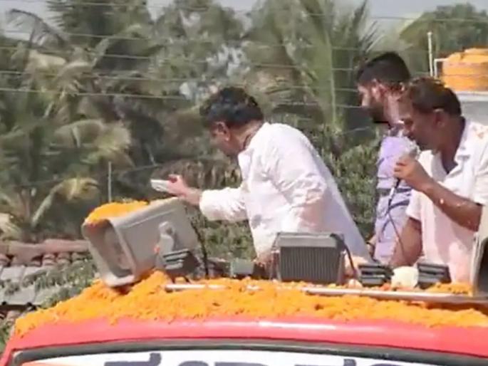 Karnataka Election Politics: congress state president D K Shivkumar thrown 500 rs notes during the campaign, the court ordered lodge FIR | काँग्रेसचे चाणक्य अडकले! प्रचारावेळी ५०० च्या नोटा टाकल्या, कोर्टानेच आदेश दिले... Karnataka Election Politics: congress state president D K Shivkumar thrown 500 rs notes during the campaign, the court ordered lodge FIR | काँग्रेसचे चाणक्य अडकले! प्रचारावेळी ५०० च्या नोटा टाकल्या, कोर्टानेच आदेश दिले...