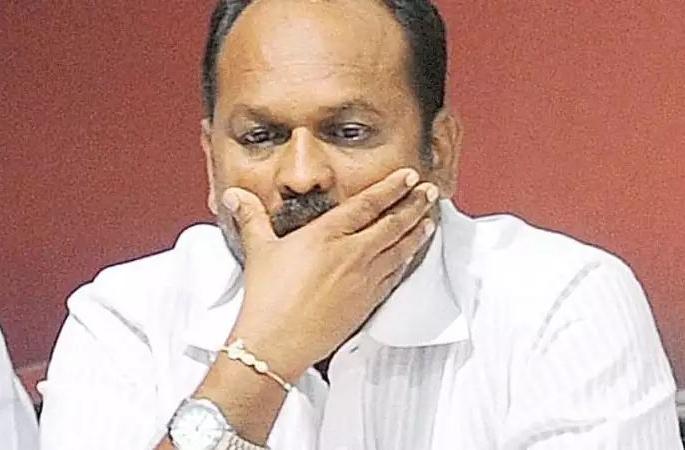 Minister mahadev jankar taking money for doctor's transfer | पशुवैद्यकांच्या बदल्यांसाठी स्वत: मंत्रीच घेतात पैसे! Minister mahadev jankar taking money for doctor's transfer | पशुवैद्यकांच्या बदल्यांसाठी स्वत: मंत्रीच घेतात पैसे!