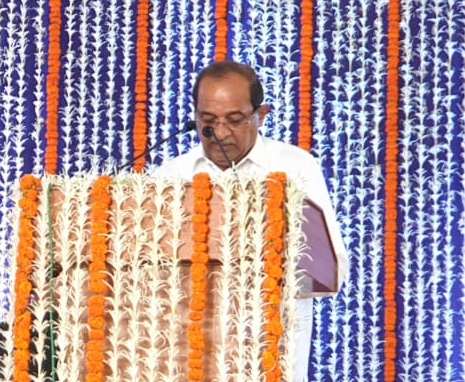 Radhakrushna Vikhe took oath first but | राधाकृष्ण विखेंनी सगळ्यात आधी शपथ घेतली खरी, पण... Radhakrushna Vikhe took oath first but | राधाकृष्ण विखेंनी सगळ्यात आधी शपथ घेतली खरी, पण...