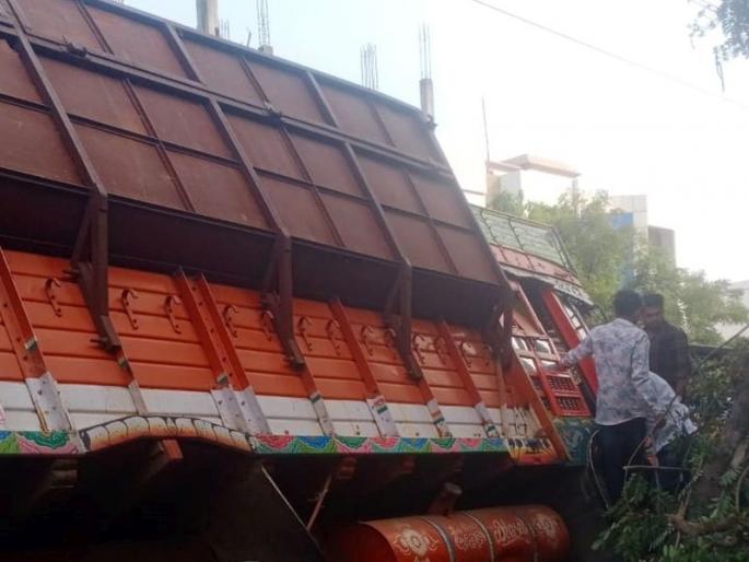 The truck rammed into the hotel when the driver lost control in solapur | चालकाचे नियंत्रण सुटल्याने ट्रक हॉटेलमध्ये घुसला; सुदैवाने जीवितहानी टळली The truck rammed into the hotel when the driver lost control in solapur | चालकाचे नियंत्रण सुटल्याने ट्रक हॉटेलमध्ये घुसला; सुदैवाने जीवितहानी टळली
