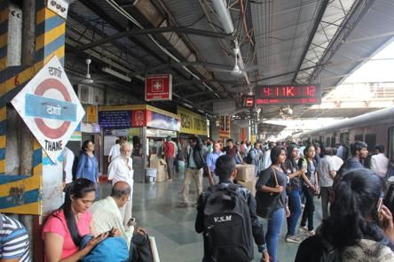 Travelers back to the 'Buy Goods Free' train program without bills | बिल न दिल्यास ‘खरेदी केलेल्या वस्तू मोफत’ या रेल्वेच्या उपक्रमाकडे प्रवाशांची पाठ