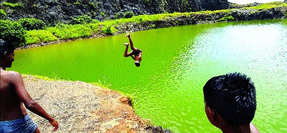 Deadly Stunts in Mine Water ..! | खाणीच्या पाण्यात जीवघेणे स्टंट..! Deadly Stunts in Mine Water ..! | खाणीच्या पाण्यात जीवघेणे स्टंट..!