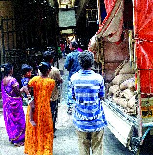 School nutrition diet upset in Virar | विरारमध्ये शालेय पोषण आहाराचा अपहार School nutrition diet upset in Virar | विरारमध्ये शालेय पोषण आहाराचा अपहार