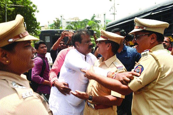 Congress workers arrested for defamation march | विनापरवानगी मोर्चाप्रकरणी काँग्रेस कार्यकर्ते अटकेत