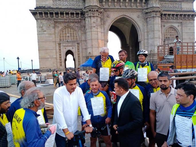Rohit Pawar took oath of MLA; after that Immediately visited to 'Gate way of India' | रोहित पवार आमदार झाले; 'गेट वे'वर लगेचच सामान्यांत मिसळले Rohit Pawar took oath of MLA; after that Immediately visited to 'Gate way of India' | रोहित पवार आमदार झाले; 'गेट वे'वर लगेचच सामान्यांत मिसळले