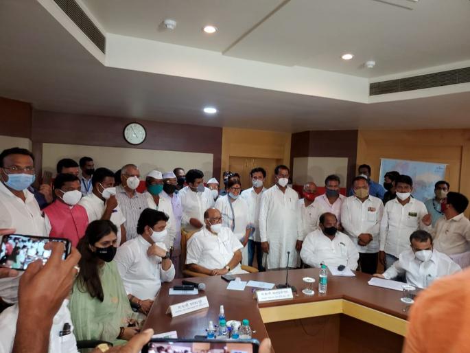 Pankaja munde appreciate Sharad Pawar after Khadse; political Discussion start | खडसेंनंतर पंकजांकडून शरद पवारांचे कौतुक; चर्चा तर होणारच Pankaja munde appreciate Sharad Pawar after Khadse; political Discussion start | खडसेंनंतर पंकजांकडून शरद पवारांचे कौतुक; चर्चा तर होणारच
