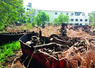 The suction pump seized in the mahd in the dust | महाडमध्ये जप्त केलेले सक्शन पंप धूळखात
