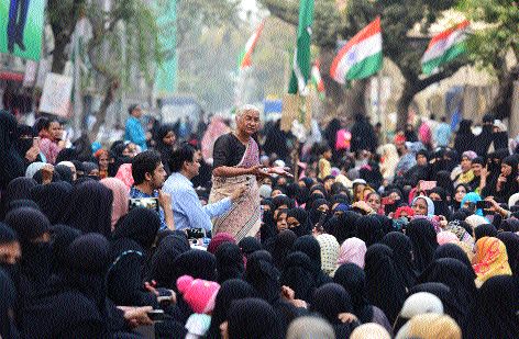 Medha Patkar visits the protesting women in Nagpada | नागपाड्यातील आंदोलक महिलांच्या भेटीला मेधा पाटकर Medha Patkar visits the protesting women in Nagpada | नागपाड्यातील आंदोलक महिलांच्या भेटीला मेधा पाटकर