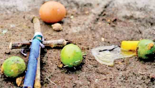 Grandma did magic in the court premises to relieve their grandchildren | नातवाच्या सुटकेसाठी न्यायालयाच्या आवारातच आजीने केला जादूटोणा!