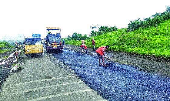 wakan-Khopoli highway potholes feeling start | वाकण - खोपोली महामार्गावरील खड्डे भरण्यास सुरुवात wakan-Khopoli highway potholes feeling start | वाकण - खोपोली महामार्गावरील खड्डे भरण्यास सुरुवात