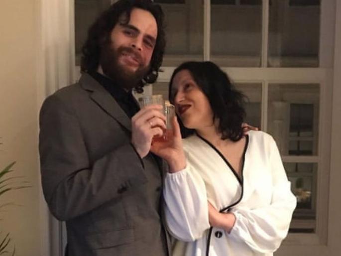 Spanish couple hold wedding from their window to beat coronavirus lockdown hrb | Video: एका लग्नाची भन्नाट गोष्ट! युगुलाने बाल्कनीत आणाभाका घेतल्या, शेजारीही तसेच सहभागी झाले Spanish couple hold wedding from their window to beat coronavirus lockdown hrb | Video: एका लग्नाची भन्नाट गोष्ट! युगुलाने बाल्कनीत आणाभाका घेतल्या, शेजारीही तसेच सहभागी झाले