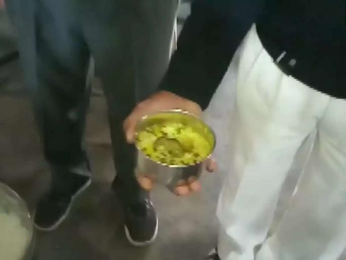 Shocking ... a dead rat was found in the midday meal at school; fir Filed | धक्कादायक...मध्यान्ह आहारात मेलेला उंदीर सापडला; 9 विद्यार्थी अत्यवस्थ Shocking ... a dead rat was found in the midday meal at school; fir Filed | धक्कादायक...मध्यान्ह आहारात मेलेला उंदीर सापडला; 9 विद्यार्थी अत्यवस्थ