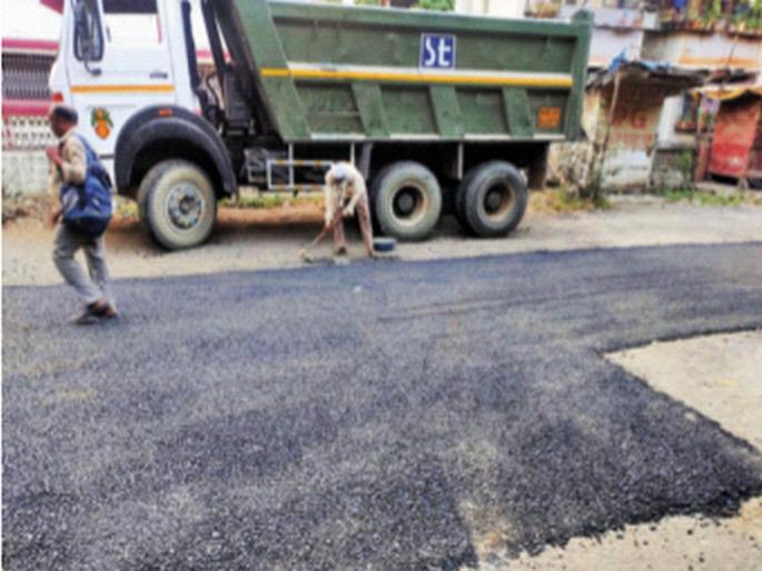 Alas, asphalt again! Residential Area Residents Confused: Relief Temporary; But there were series of pits | अरेच्चा, पुन्हा डांबरच! निवासी भागातील रहिवासी संभ्रमात : दिलासा तात्पुरता; पण खड्ड्यांची मालिका जैसे थे Alas, asphalt again! Residential Area Residents Confused: Relief Temporary; But there were series of pits | अरेच्चा, पुन्हा डांबरच! निवासी भागातील रहिवासी संभ्रमात : दिलासा तात्पुरता; पण खड्ड्यांची मालिका जैसे थे
