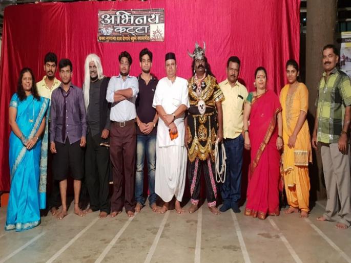 Junk Bandhani of Rangoli Binayatriya in Thane | ठाण्यातील अभिनय कट्ट्यावर रंगली द्वीपात्रीची जुगलबंदी Junk Bandhani of Rangoli Binayatriya in Thane | ठाण्यातील अभिनय कट्ट्यावर रंगली द्वीपात्रीची जुगलबंदी