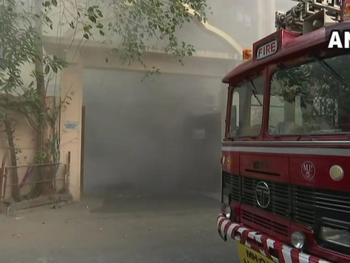 Fire at the building of Worli | वरळीतील साधना इमारतीची आग नियंत्रणात; अग्निशामक दलाचे 11 जवान जखमी Fire at the building of Worli | वरळीतील साधना इमारतीची आग नियंत्रणात; अग्निशामक दलाचे 11 जवान जखमी