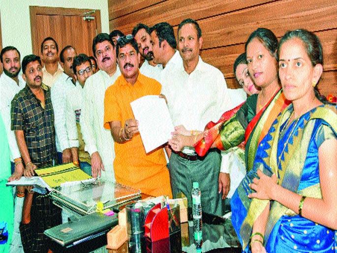 Submit the complaint to the 'Engineer', demand of all-party corporators | ‘त्या’ अभियंत्यावर गुन्हा दाखल करा, सर्वपक्षीय नगरसेवकांची मागणी Submit the complaint to the 'Engineer', demand of all-party corporators | ‘त्या’ अभियंत्यावर गुन्हा दाखल करा, सर्वपक्षीय नगरसेवकांची मागणी