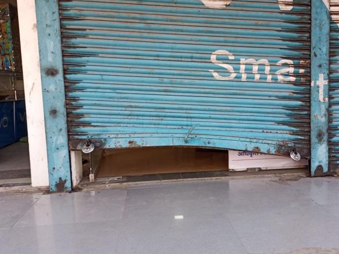 A mobile shop was theft into in Parbhani, a loss of lakhs | परभणीत मोबाईल शॉपीचे दुकान फोडले, लाखोंचा ऐवज लंपास        