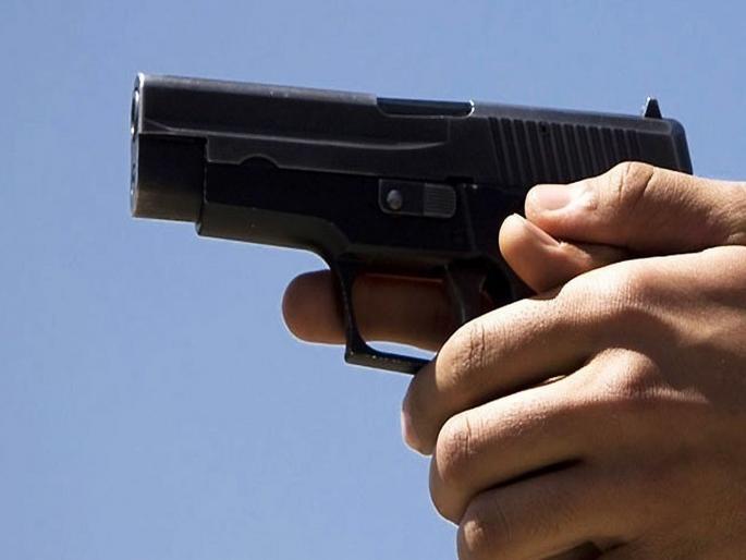 Robbery with a toy gun in a police net | टॉय गनच्या साहाय्याने लुटणारी दुकली पोलिसांच्या जाळ्यात Robbery with a toy gun in a police net | टॉय गनच्या साहाय्याने लुटणारी दुकली पोलिसांच्या जाळ्यात