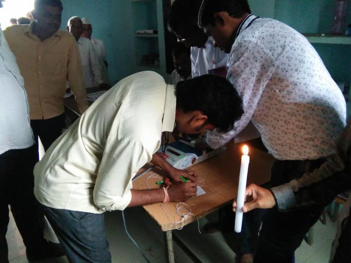 Names does not appear on the voting machine; because of rain and electricity | Maharashtra Voting 2019 : मतदान यंत्रावर नावेच दिसेनात; मतदान करायचे तरी कोणाला? Names does not appear on the voting machine; because of rain and electricity | Maharashtra Voting 2019 : मतदान यंत्रावर नावेच दिसेनात; मतदान करायचे तरी कोणाला?