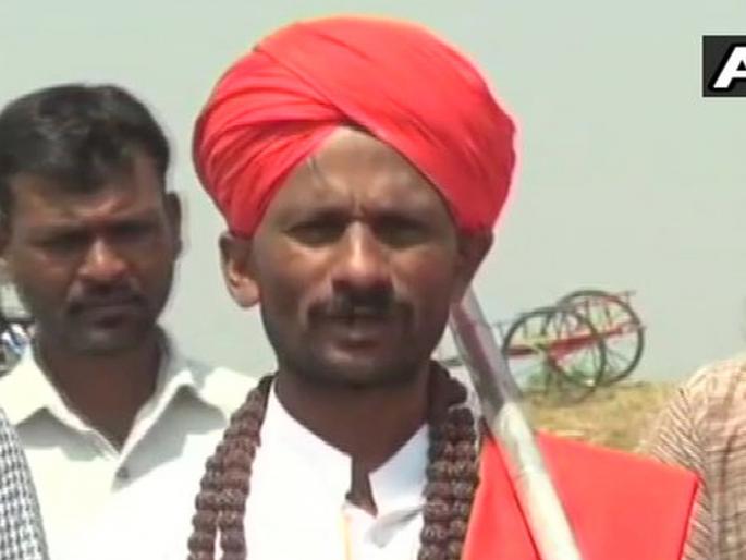 All religions! 33-year-old Muslim youth becomes priest of Lingayat monastery | सर्वधर्म समभाव! 33 वर्षीय मुस्लिम तरुण बनला लिंगायत मठाचा पुजारी All religions! 33-year-old Muslim youth becomes priest of Lingayat monastery | सर्वधर्म समभाव! 33 वर्षीय मुस्लिम तरुण बनला लिंगायत मठाचा पुजारी