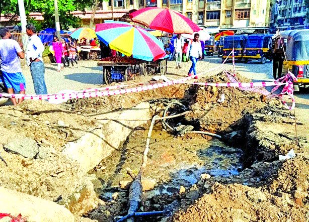 Construction work on the monument is underway | भररस्त्यात स्मारक उभारण्याचे काम सुरू Construction work on the monument is underway | भररस्त्यात स्मारक उभारण्याचे काम सुरू