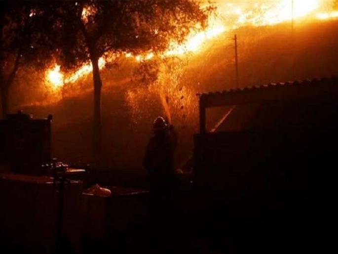 fire in California's forest; 2 lakh families in without electricity | कॅलिफोर्नियाच्या जंगलामध्ये भीषण आग; 2 लाख कुटुंबे अंधारात fire in California's forest; 2 lakh families in without electricity | कॅलिफोर्नियाच्या जंगलामध्ये भीषण आग; 2 लाख कुटुंबे अंधारात