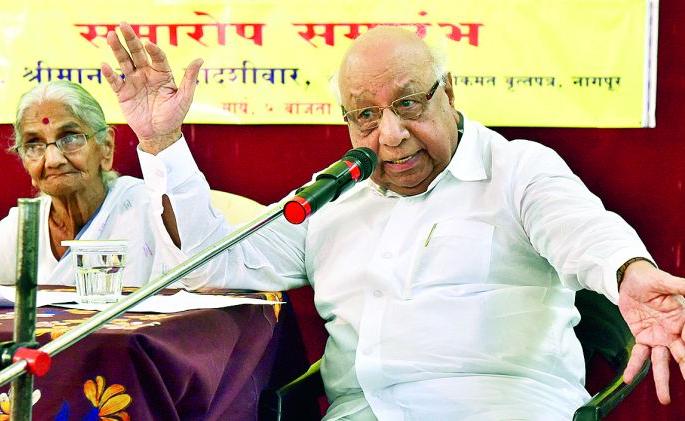 History of the people was written due to Mahatma Gandhi: Suresh Dwadashiwar | महात्मा गांधी यांच्यामुळे जनतेचा इतिहास लिहिला गेला : सुरेश द्वादशीवार