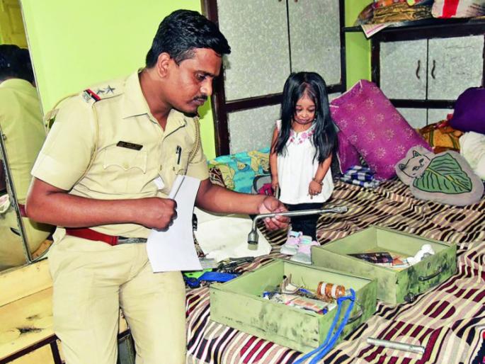 Burglary at the world's lowest altitude Jyoti Amage: Burglars found in CCTV | जगातील सर्वात कमी उंचीच्या ज्योती आमगेकडे घरफोडी : चोरटे सीसीटीव्हीत कैद Burglary at the world's lowest altitude Jyoti Amage: Burglars found in CCTV | जगातील सर्वात कमी उंचीच्या ज्योती आमगेकडे घरफोडी : चोरटे सीसीटीव्हीत कैद