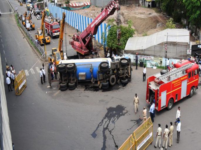 Dwarka: Success in lifting gas tanker safely after eight hours of hard work | द्वारका :आठ तासांच्या परिश्रमानंतर गॅस टँकर सुरक्षितरित्या उचलण्यास यश