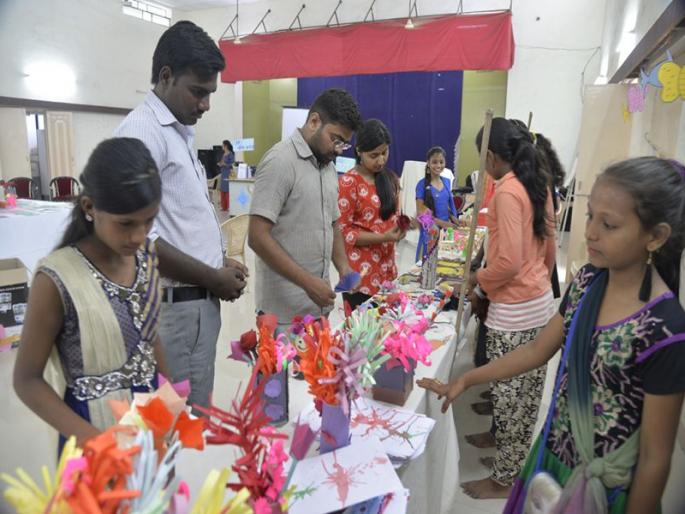 Dwelling residents of the slum children | झोपडपट्टीतील मुलांच्या कलाकृतीने शहरवासीय थक्क
