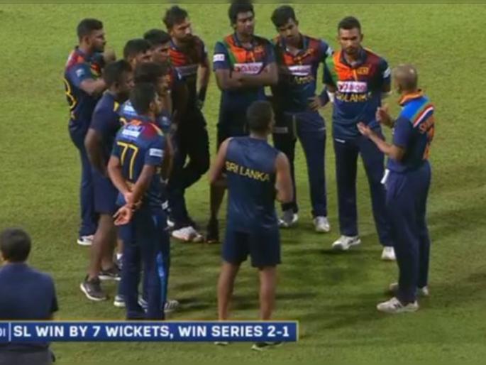 India vs SL 3rd T20I live : Indian captain Dhawan talking to Sri Lankan youngsters after the series and sharing the experience | IND Vs SL 3rd T20I Live : टीम इंडियानं गमावली मालिका, पण कर्णधार शिखर धवनच्या कृतीनं जिंकली मनं!
