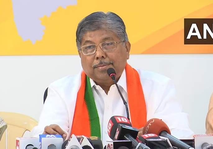 NCP Jayant Patil Slams bjp Chandrakant Patil Over NCB And other issues | "चंद्रकांतदादा हल्ली झोपेतही बोलतात असं कानावर आलंय, त्यांचे बोलणे जास्त मनावर घेऊ नका"