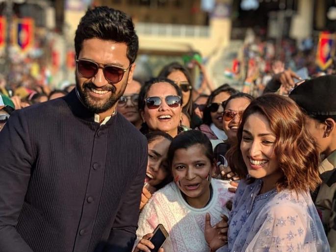 republic day 2019 vicky kaushal yami gautam reached at bagha border to salute the jawans | प्रजासत्ताक दिनी वाघा बॉर्डरवर पोहोचली ‘उरी’ची टीम, पाहा व्हिडीओ! republic day 2019 vicky kaushal yami gautam reached at bagha border to salute the jawans | प्रजासत्ताक दिनी वाघा बॉर्डरवर पोहोचली ‘उरी’ची टीम, पाहा व्हिडीओ!