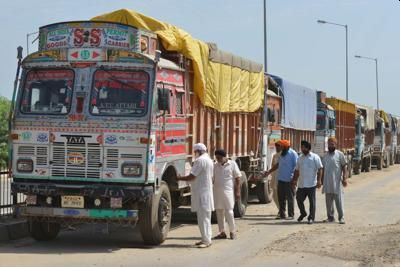 Foreign truck drivers are tired of rent | परराज्यातील ट्रकचालकांचे भाडे थकले Foreign truck drivers are tired of rent | परराज्यातील ट्रकचालकांचे भाडे थकले