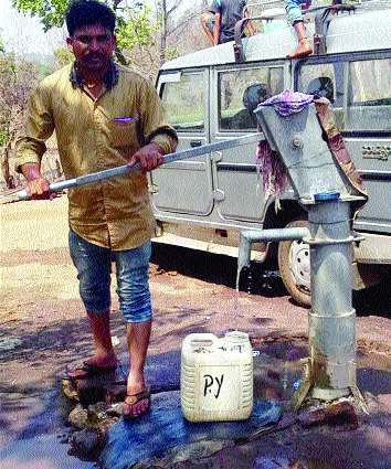 The borewell water which comes in 24 hours water without the help of hapasa is less | हापसा न मारता २४ तास पाणी येणाऱ्या बोअरवेलचे पाणी कमी The borewell water which comes in 24 hours water without the help of hapasa is less | हापसा न मारता २४ तास पाणी येणाऱ्या बोअरवेलचे पाणी कमी