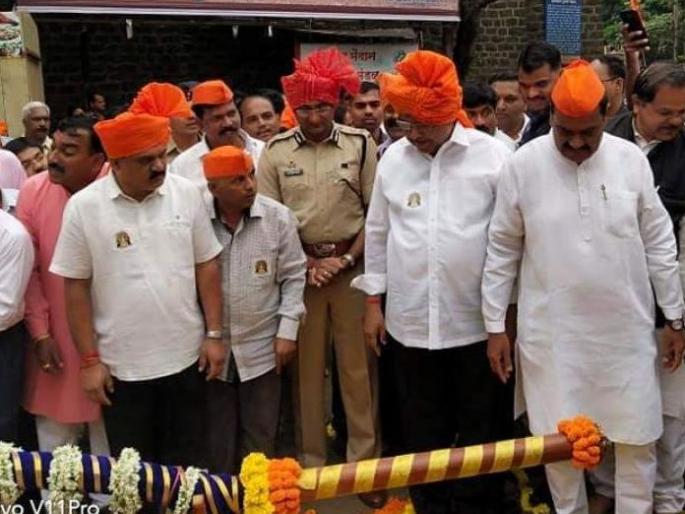 Ganesh immersion in Kolhapur begins | पारंपरिक वाद्यांच्या गजरात कोल्हापुरात गणेश विसर्जन मिरवणुकीला प्रारंभ Ganesh immersion in Kolhapur begins | पारंपरिक वाद्यांच्या गजरात कोल्हापुरात गणेश विसर्जन मिरवणुकीला प्रारंभ