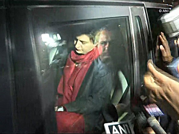 Priyanka Gandhi came to Robert Vadra; ED query concludes | रॉबर्ट वाड्राना नेण्यासाठी प्रियंका गांधी आल्या; ईडीची चौकशी संपली Priyanka Gandhi came to Robert Vadra; ED query concludes | रॉबर्ट वाड्राना नेण्यासाठी प्रियंका गांधी आल्या; ईडीची चौकशी संपली