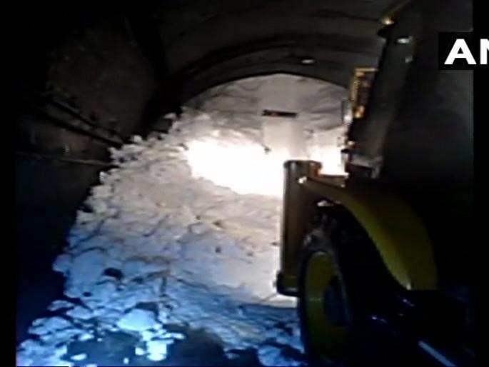 Avalanche on police post in Kashmir; 10 police likely to get stuck | काश्मीरमध्ये पोलिस चौकीवर हिमस्खलन; 10 जण अडकल्याची शक्यता Avalanche on police post in Kashmir; 10 police likely to get stuck | काश्मीरमध्ये पोलिस चौकीवर हिमस्खलन; 10 जण अडकल्याची शक्यता