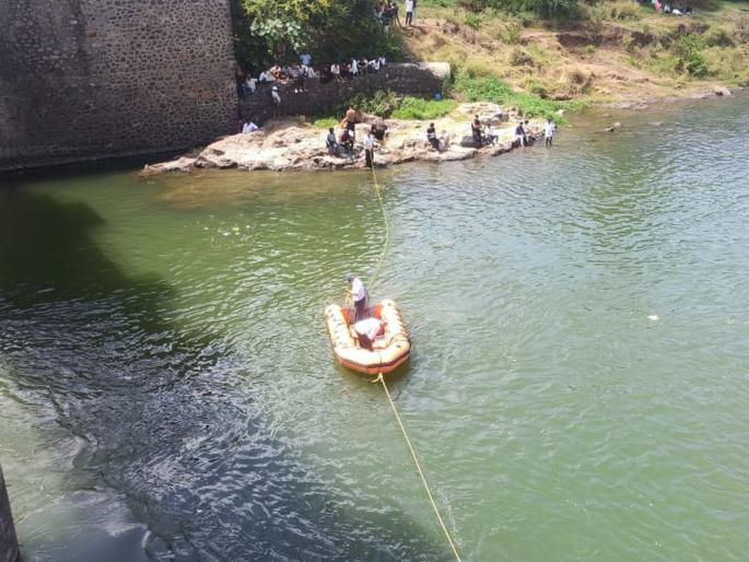 Two youths drowned in Darna river; Rescue work started by fire brigade, police | दारणा नदीपात्रात दोन तरुण बुडाले; अग्निशमन दल, पोलिसांकडून बचावकार्य सुरू Two youths drowned in Darna river; Rescue work started by fire brigade, police | दारणा नदीपात्रात दोन तरुण बुडाले; अग्निशमन दल, पोलिसांकडून बचावकार्य सुरू