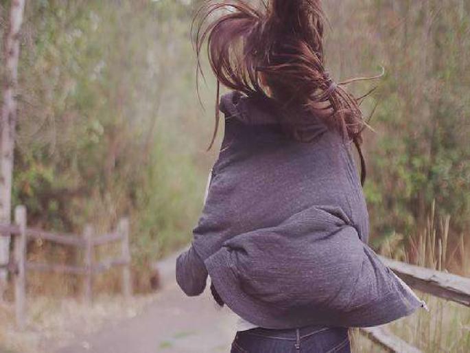 Mother shouts, talks on the mobile phone for hours, daughter left home in anger | आई म्हणाली, तासनतास मोबाईलवर बोलत राहते, मुलगी परांगदा! Mother shouts, talks on the mobile phone for hours, daughter left home in anger | आई म्हणाली, तासनतास मोबाईलवर बोलत राहते, मुलगी परांगदा!