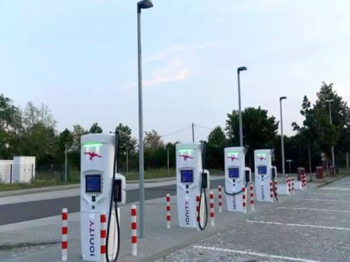 Mahavitraan will set up 50 charging stations on three highways along with 'Samriddhi' | ‘समृद्धी’सह तीन महामार्गांवर महावितरण उभारणार ५० चार्जिंग स्टेशन Mahavitraan will set up 50 charging stations on three highways along with 'Samriddhi' | ‘समृद्धी’सह तीन महामार्गांवर महावितरण उभारणार ५० चार्जिंग स्टेशन