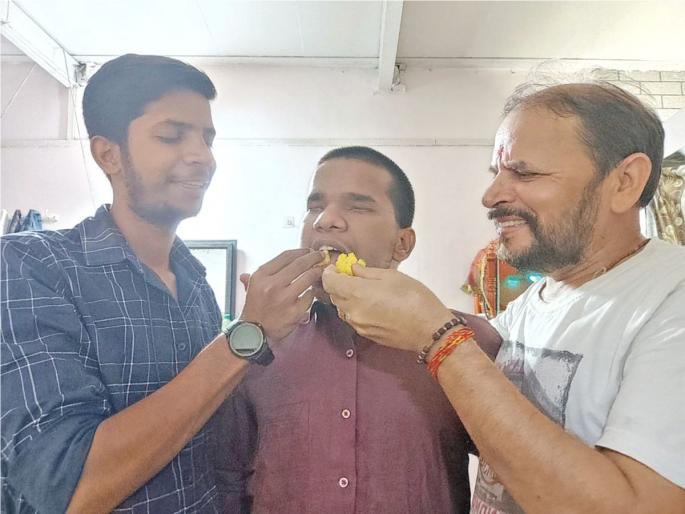 The 'curse' of birth blindness; Mother passed away, but achieved success in hsc board result | जन्मत: अंधत्वाचा ‘शाप’; आईचे निधन, तरी मिळवले यश  The 'curse' of birth blindness; Mother passed away, but achieved success in hsc board result | जन्मत: अंधत्वाचा ‘शाप’; आईचे निधन, तरी मिळवले यश