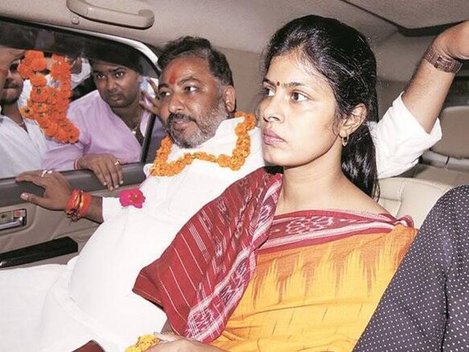 BJP seniors also tried to mediate, the divorce of Yogi's Government minister dayashankar singh and former minister swati singh | भाजपच्या वरिष्ठांनीही मध्यस्थीचे प्रयत्न केले, योगींच्या आजी-माजी मंत्र्यांचा अखेर घटस्फोट; 10 वर्षांपासून बिनसलेले BJP seniors also tried to mediate, the divorce of Yogi's Government minister dayashankar singh and former minister swati singh | भाजपच्या वरिष्ठांनीही मध्यस्थीचे प्रयत्न केले, योगींच्या आजी-माजी मंत्र्यांचा अखेर घटस्फोट; 10 वर्षांपासून बिनसलेले